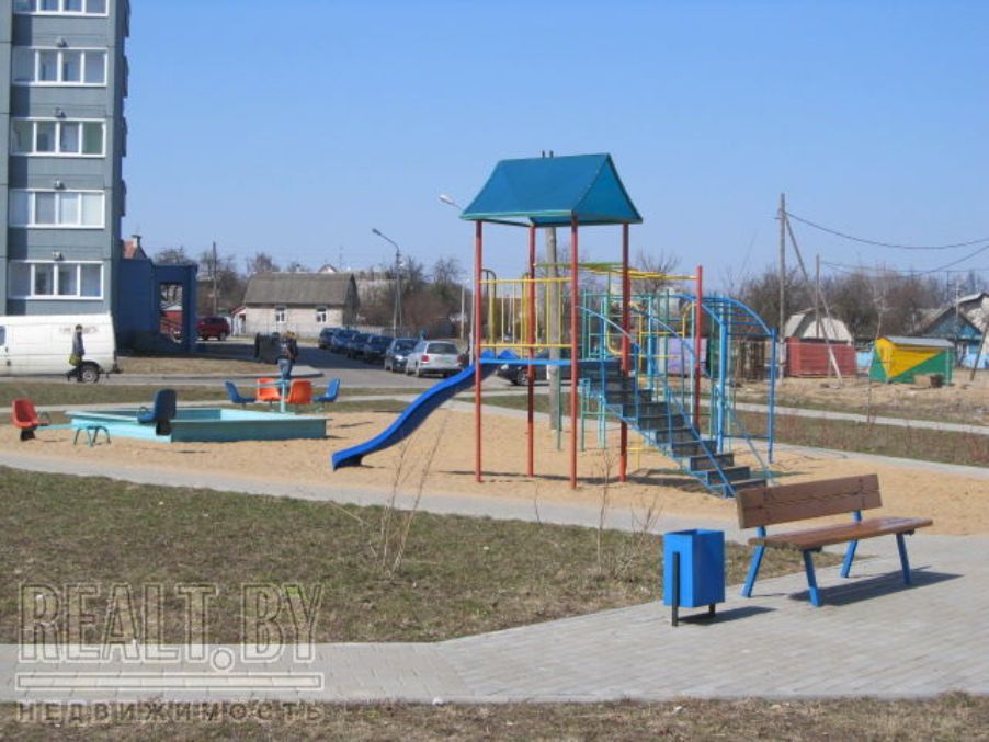 (детская площадка возле жилых домов)